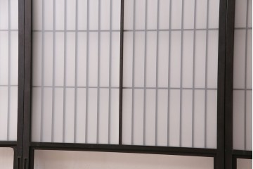 格子戸2枚をリペア&カスタム!4枚組にするため2枚を新規製作。引き手、鍵を取り付け。クリアガラス、すりガラスを組み入れ。黒寄りのこげ茶に着色し仕上げ。(引き戸、建具)