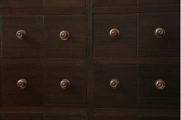 薬箪笥をリぺア&カスタム!同時購入の箪笥に合わせた色味に着色し、雰囲気を損なわぬよう仕上げ。(小物収納、総桐箪笥、総桐たんす、整理箪笥、チェスト)