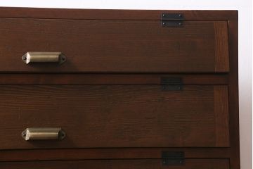 パタパタ扉の下駄箱を新規製作!本体はヒノキ無垢材、前板は古材を使用。木製脚と取っ手を取り付け。濃い茶色で着色し仕上げ。(戸棚、キャビネット、ロッカー)