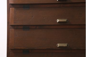 パタパタ扉の下駄箱を新規製作!本体はヒノキ無垢材、前板は古材を使用。木製脚と取っ手を取り付け。濃い茶色で着色し仕上げ。(戸棚、キャビネット、ロッカー)