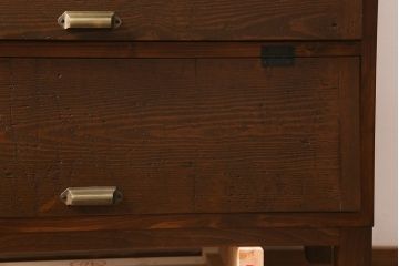 パタパタ扉の下駄箱を新規製作!本体はヒノキ無垢材、前板は古材を使用。木製脚と取っ手を取り付け。濃い茶色で着色し仕上げ。(戸棚、キャビネット、ロッカー)