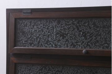 パタパタ扉の下駄箱を新規製作!本体はヒノキ無垢材、扉は古材に結霜ガラスを組み入れ。取っ手を取り付け。濃い茶色で着色し仕上げ。(収納棚、戸棚、ロッカー)