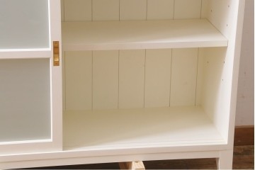 カウンターキャビネットを新規製作!収納部はセパレートさせ、可動式の棚板を設置。すりガラスを組み入れ。真鍮製の引き手、木製脚を取り付け。アイランド式の為背面までホワイトのペイント仕上げ。(収納棚、戸棚)