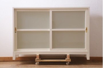 カウンターキャビネットを新規製作!収納部はセパレートさせ、可動式の棚板を設置。すりガラスを組み入れ。真鍮製の引き手、木製脚を取り付け。アイランド式の為背面までホワイトのペイント仕上げ。(収納棚、戸棚)