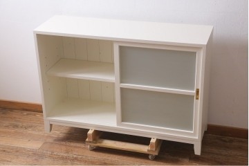 カウンターキャビネットを新規製作!収納部はセパレートさせ、可動式の棚板を設置。すりガラスを組み入れ。真鍮製の引き手、木製脚を取り付け。アイランド式の為背面までホワイトのペイント仕上げ。(収納棚、戸棚)