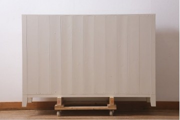 カウンターキャビネットを新規製作!収納部はセパレートさせ、可動式の棚板を設置。すりガラスを組み入れ。真鍮製の引き手、木製脚を取り付け。アイランド式の為背面までホワイトのペイント仕上げ。(収納棚、戸棚)