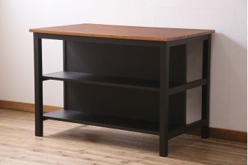 棚付き作業台を新規製作!他店の商品を参考にデザイン。無垢ボード、ヒバ材を使用。天板以外をマットブラックにペイントしツートンで仕上げ。(カウンターテーブル、カフェテーブル、机)