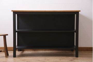 棚付き作業台を新規製作!他店の商品を参考にデザイン。無垢ボード、ヒバ材を使用。天板以外をマットブラックにペイントしツートンで仕上げ。(カウンターテーブル、カフェテーブル、机)