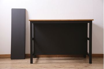 棚付き作業台を新規製作!他店の商品を参考にデザイン。無垢ボード、ヒバ材を使用。天板以外をマットブラックにペイントしツートンで仕上げ。(カウンターテーブル、カフェテーブル、机)