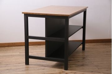 棚付き作業台を新規製作!他店の商品を参考にデザイン。無垢ボード、ヒバ材を使用。天板以外をマットブラックにペイントしツートンで仕上げ。(カウンターテーブル、カフェテーブル、机)