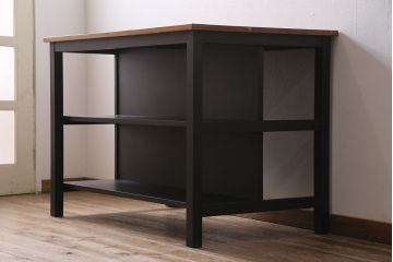 棚付き作業台を新規製作!他店の商品を参考にデザイン。無垢ボード、ヒバ材を使用。天板以外をマットブラックにペイントしツートンで仕上げ。(カウンターテーブル、カフェテーブル、机)