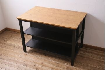 棚付き作業台を新規製作!他店の商品を参考にデザイン。無垢ボード、ヒバ材を使用。天板以外をマットブラックにペイントしツートンで仕上げ。(カウンターテーブル、カフェテーブル、机)