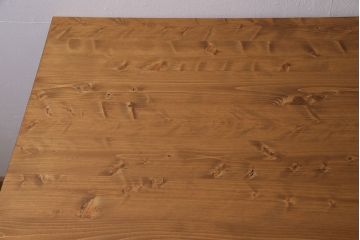 棚付き作業台を新規製作!他店の商品を参考にデザイン。無垢ボード、ヒバ材を使用。天板以外をマットブラックにペイントしツートンで仕上げ。(カウンターテーブル、カフェテーブル、机)