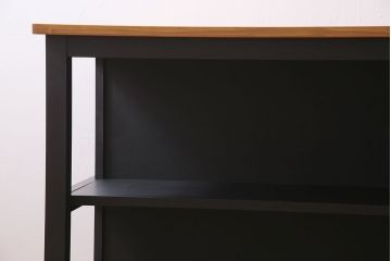 棚付き作業台を新規製作!他店の商品を参考にデザイン。無垢ボード、ヒバ材を使用。天板以外をマットブラックにペイントしツートンで仕上げ。(カウンターテーブル、カフェテーブル、机)