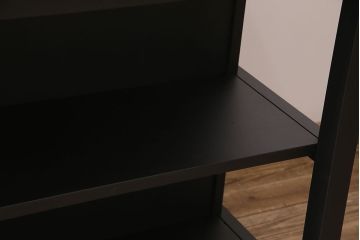 棚付き作業台を新規製作!他店の商品を参考にデザイン。無垢ボード、ヒバ材を使用。天板以外をマットブラックにペイントしツートンで仕上げ。(カウンターテーブル、カフェテーブル、机)