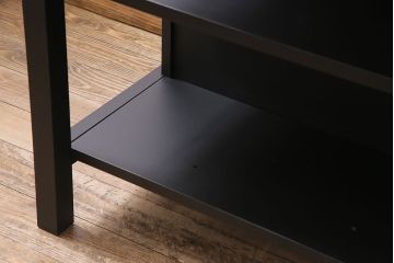 棚付き作業台を新規製作!他店の商品を参考にデザイン。無垢ボード、ヒバ材を使用。天板以外をマットブラックにペイントしツートンで仕上げ。(カウンターテーブル、カフェテーブル、机)