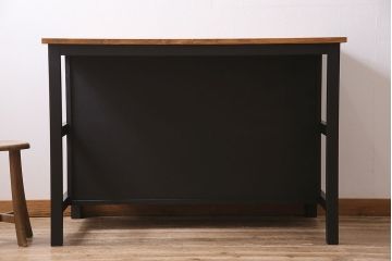 棚付き作業台を新規製作!他店の商品を参考にデザイン。無垢ボード、ヒバ材を使用。天板以外をマットブラックにペイントしツートンで仕上げ。(カウンターテーブル、カフェテーブル、机)