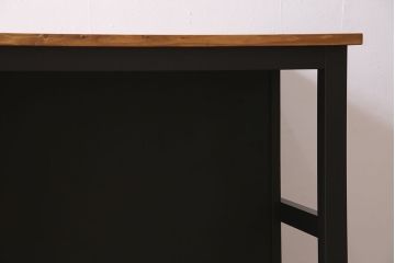 棚付き作業台を新規製作!他店の商品を参考にデザイン。無垢ボード、ヒバ材を使用。天板以外をマットブラックにペイントしツートンで仕上げ。(カウンターテーブル、カフェテーブル、机)