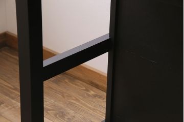 棚付き作業台を新規製作!他店の商品を参考にデザイン。無垢ボード、ヒバ材を使用。天板以外をマットブラックにペイントしツートンで仕上げ。(カウンターテーブル、カフェテーブル、机)