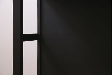 棚付き作業台を新規製作!他店の商品を参考にデザイン。無垢ボード、ヒバ材を使用。天板以外をマットブラックにペイントしツートンで仕上げ。(カウンターテーブル、カフェテーブル、机)