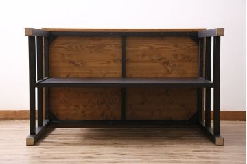 棚付き作業台を新規製作!他店の商品を参考にデザイン。無垢ボード、ヒバ材を使用。天板以外をマットブラックにペイントしツートンで仕上げ。(カウンターテーブル、カフェテーブル、机)