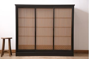 サイドボードを新規製作!アンティーク書院戸を建具として利用。本体はヒノキ無垢材を使用。収納部は3つに仕切り、可動式の棚板を設置。ブラックで塗装し仕上げ。(収納棚、戸棚、キャビネット)