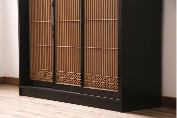 サイドボードを新規製作!アンティーク書院戸を建具として利用。本体はヒノキ無垢材を使用。収納部は3つに仕切り、可動式の棚板を設置。ブラックで塗装し仕上げ。(収納棚、戸棚、キャビネット)