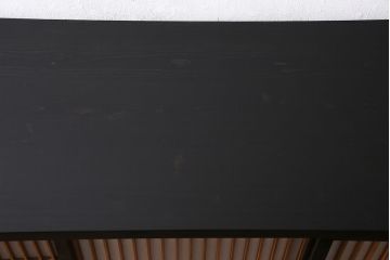 サイドボードを新規製作!アンティーク書院戸を建具として利用。本体はヒノキ無垢材を使用。収納部は3つに仕切り、可動式の棚板を設置。ブラックで塗装し仕上げ。(収納棚、戸棚、キャビネット)