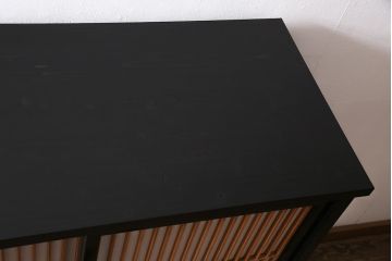 サイドボードを新規製作!アンティーク書院戸を建具として利用。本体はヒノキ無垢材を使用。収納部は3つに仕切り、可動式の棚板を設置。ブラックで塗装し仕上げ。(収納棚、戸棚、キャビネット)