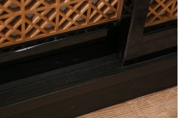 サイドボードを新規製作!アンティーク書院戸を建具として利用。本体はヒノキ無垢材を使用。収納部は3つに仕切り、可動式の棚板を設置。ブラックで塗装し仕上げ。(収納棚、戸棚、キャビネット)