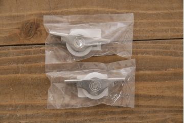 ペイントドアを新規製作!クリアガラスを組み入れ。引き手を取り付け。モカベージュのエイジング塗装で仕上げ。(ガラス戸、扉、建具)
