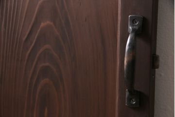 トイレ扉を新規製作!当店商品を参考にデザイン。ダイヤガラスを組み入れ。表示錠、鍵、蝶番、戸車を取り付け。(木製扉、建具)