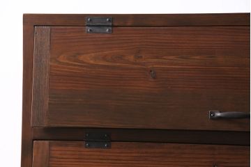パタパタ扉の下駄箱を新規製作!本体はヒノキ無垢材、前板はモミの木の古材を使用。取っ手と台輪を取り付け。赤味がかった茶色で着色し仕上げ。(戸棚、キャビネット、ロッカー)