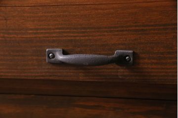 パタパタ扉の下駄箱を新規製作!本体はヒノキ無垢材、前板はモミの木の古材を使用。取っ手と台輪を取り付け。赤味がかった茶色で着色し仕上げ。(戸棚、キャビネット、ロッカー)