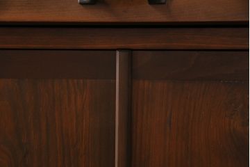 パタパタ扉の下駄箱を新規製作!本体はヒノキ無垢材、前板はモミの木の古材を使用。取っ手と台輪を取り付け。赤味がかった茶色で着色し仕上げ。(戸棚、キャビネット、ロッカー)