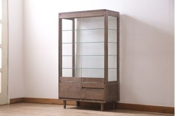 ガラスケースを新規製作!ヒノキ材で製作。可動式のガラス棚板を設置。鍵と木製脚を取り付け。ウォルナット風に着色し仕上げ。(ショーケース、陳列棚)