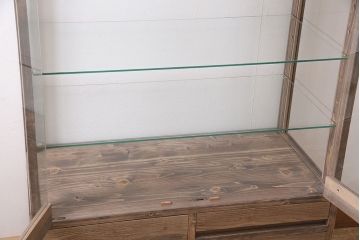 ガラスケースを新規製作!ヒノキ材で製作。可動式のガラス棚板を設置。鍵と木製脚を取り付け。ウォルナット風に着色し仕上げ。(ショーケース、陳列棚)
