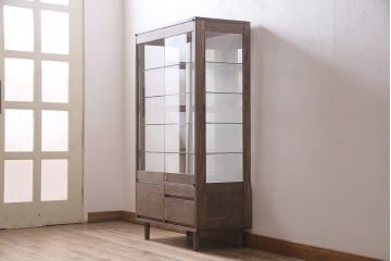ガラスケースを新規製作!ヒノキ材で製作。可動式のガラス棚板を設置。鍵と木製脚を取り付け。ウォルナット風に着色し仕上げ。(ショーケース、陳列棚)
