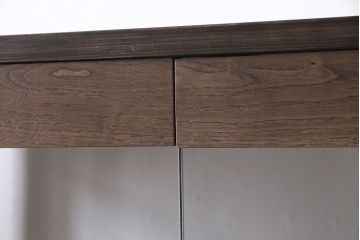 ガラスケースを新規製作!ヒノキ材で製作。可動式のガラス棚板を設置。鍵と木製脚を取り付け。ウォルナット風に着色し仕上げ。(ショーケース、陳列棚)