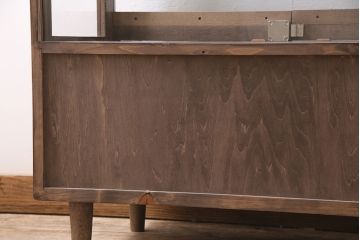 ガラスケースを新規製作!ヒノキ材で製作。可動式のガラス棚板を設置。鍵と木製脚を取り付け。ウォルナット風に着色し仕上げ。(ショーケース、陳列棚)