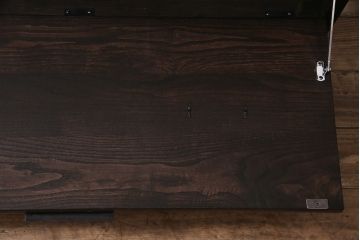 フラップダウン扉のテレビ台を新規製作!アンティーク箪笥の金具を取り付け。天板のエッジ加工。背面穴開け加工。お手持ちの家具に近しい色味で着色し仕上げ。(ローボード、テレビボード、収納棚)