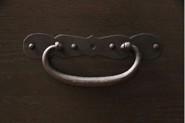 フラップダウン扉のテレビ台を新規製作!アンティーク箪笥の金具を取り付け。天板のエッジ加工。背面穴開け加工。お手持ちの家具に近しい色味で着色し仕上げ。(ローボード、テレビボード、収納棚)