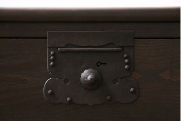 フラップダウン扉のテレビ台を新規製作!アンティーク箪笥の金具を取り付け。天板のエッジ加工。背面穴開け加工。お手持ちの家具に近しい色味で着色し仕上げ。(ローボード、テレビボード、収納棚)