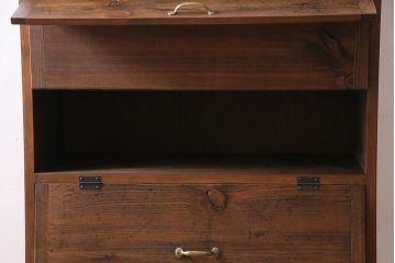 パタパタ扉の下駄箱を新規製作!本体はヒノキ無垢材、前板は古材を使用。鉄脚と取っ手を取り付け。濃い茶色で着色し仕上げ。(収納棚、戸棚、ロッカー)