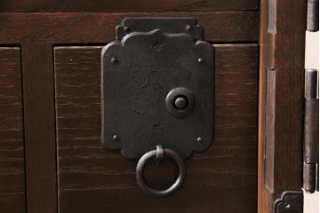 重ね箪笥を新規製作!栗材、桐材、ヒノキ材で製作。アンティーク仙台箪笥の金具を使用。濃い茶色で着色し仕上げ。(衣装箪笥、収納箪笥、引き出し)