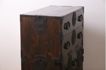 重ね箪笥を新規製作!栗材、桐材、ヒノキ材で製作。アンティーク仙台箪笥の金具を使用。濃い茶色で着色し仕上げ。(衣装箪笥、収納箪笥、引き出し)