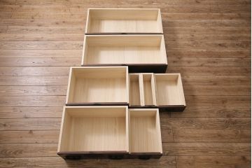 重ね箪笥を新規製作!栗材、桐材、ヒノキ材で製作。アンティーク仙台箪笥の金具を使用。濃い茶色で着色し仕上げ。(衣装箪笥、収納箪笥、引き出し)