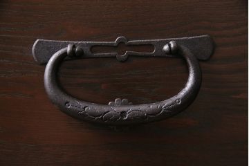 重ね箪笥を新規製作!栗材、桐材、ヒノキ材で製作。アンティーク仙台箪笥の金具を使用。濃い茶色で着色し仕上げ。(衣装箪笥、収納箪笥、引き出し)
