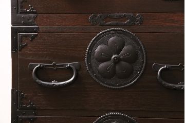 重ね箪笥を新規製作!栗材、桐材、ヒノキ材で製作。アンティーク仙台箪笥の金具を使用。濃い茶色で着色し仕上げ。(衣装箪笥、収納箪笥、引き出し)