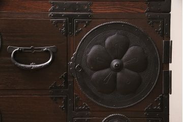 重ね箪笥を新規製作!栗材、桐材、ヒノキ材で製作。アンティーク仙台箪笥の金具を使用。濃い茶色で着色し仕上げ。(衣装箪笥、収納箪笥、引き出し)